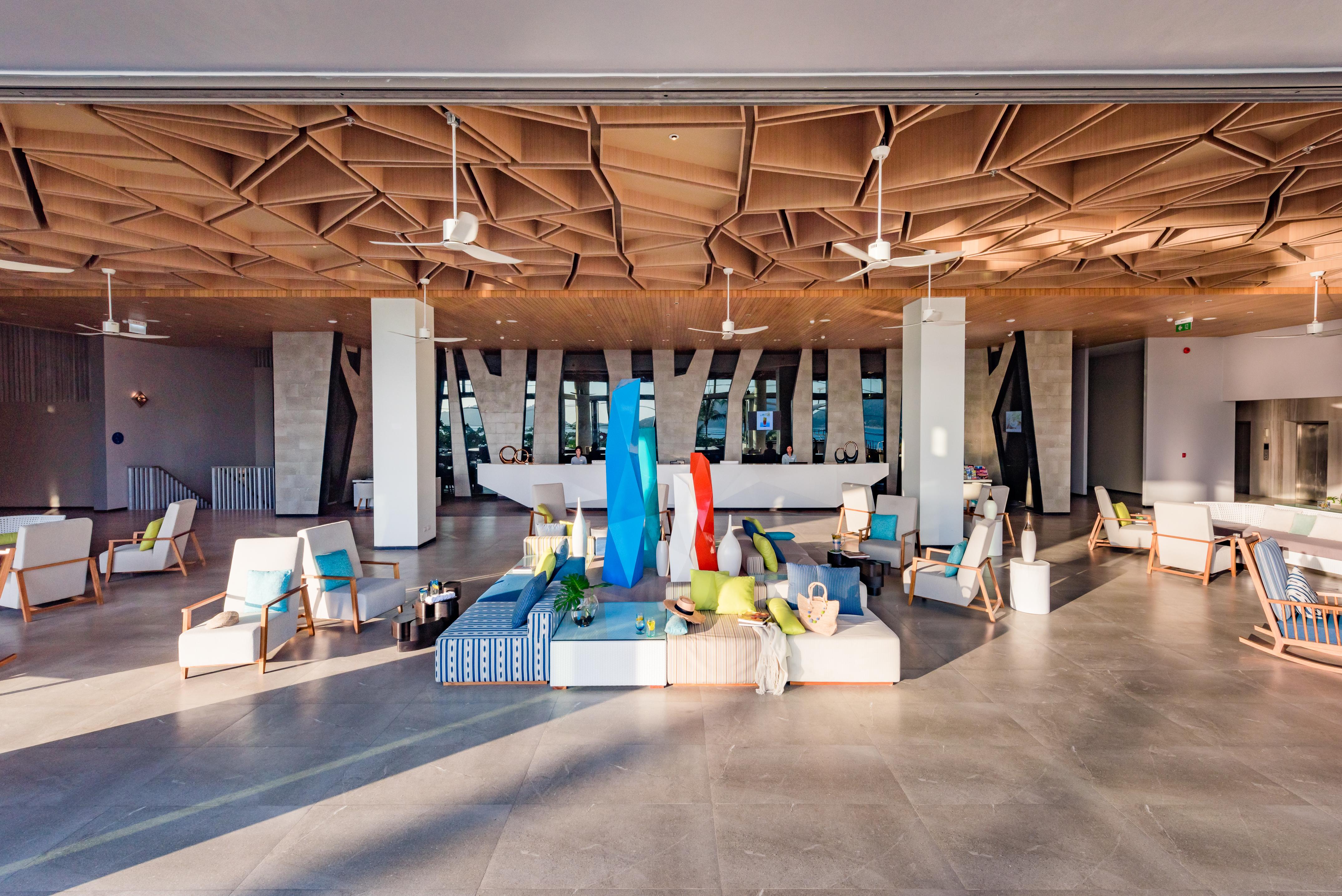 Oceanfront Beach Resort - Sha Extra Plus Patong Exterior foto The lobby of the new building