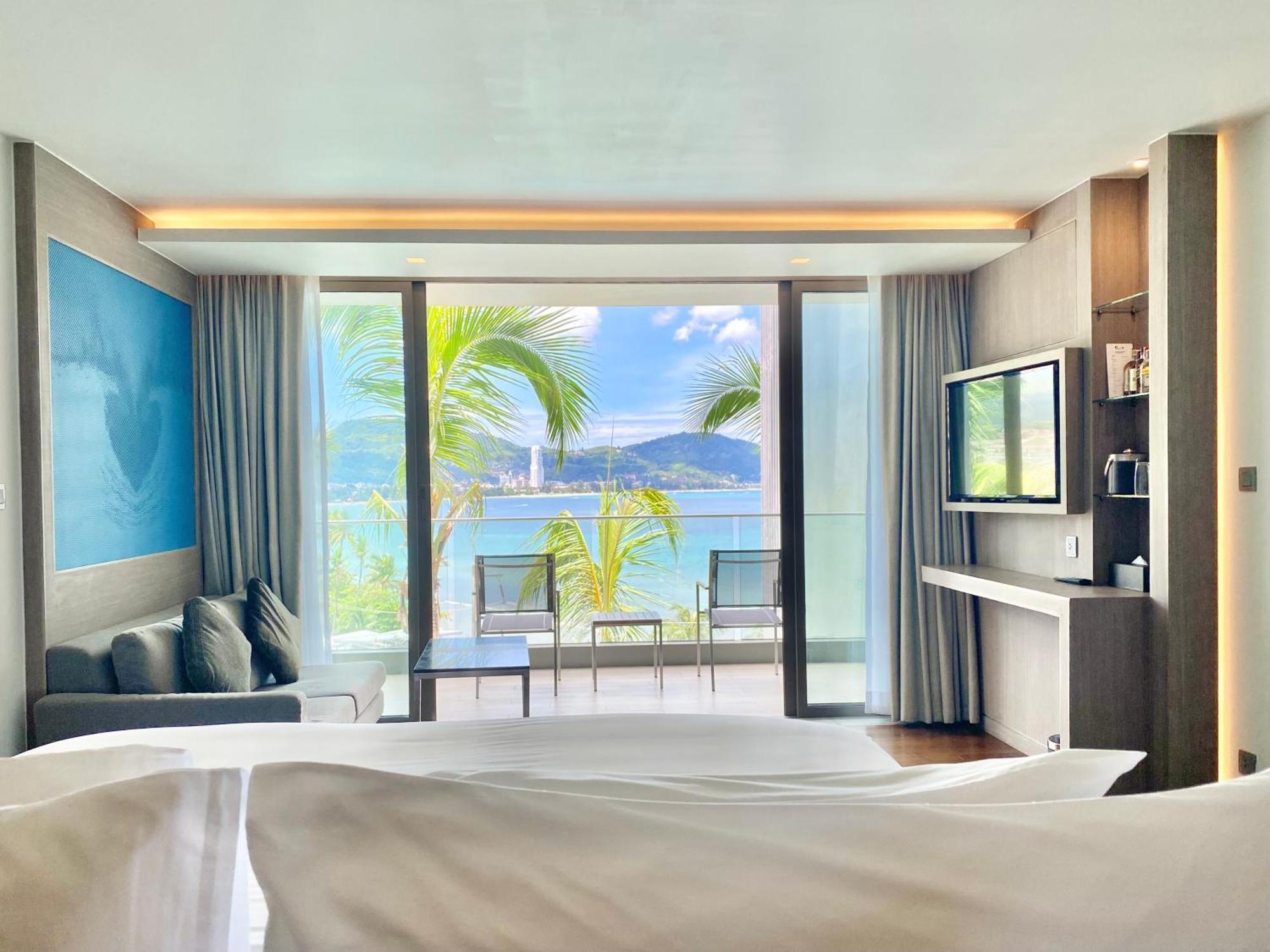 Oceanfront Beach Resort - Sha Extra Plus Patong Habitación foto Deluxe Ocean View