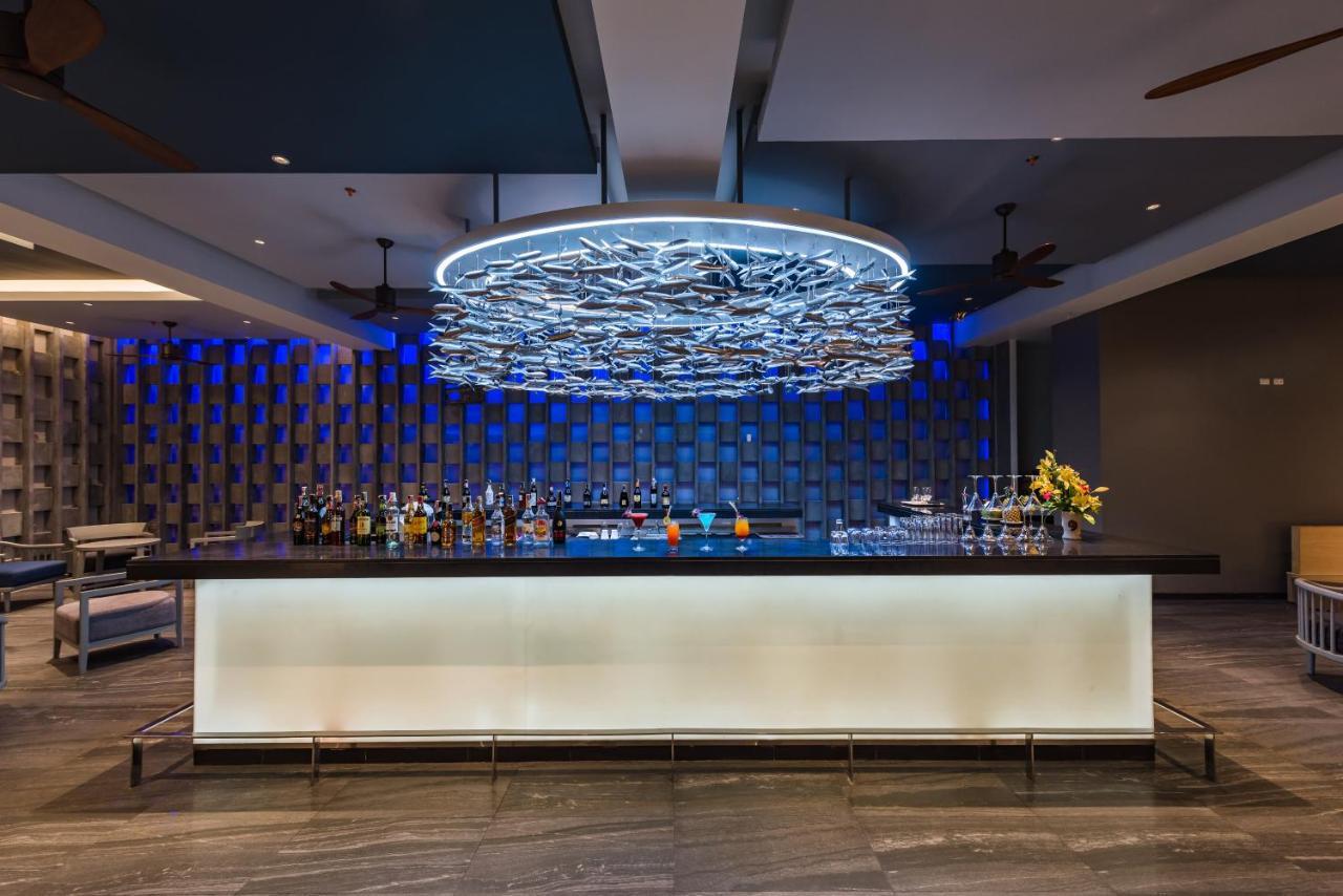 Oceanfront Beach Resort - Sha Extra Plus Patong Exterior foto The bar at the lobby